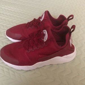 Red Huarache, Women’s size 9.5
